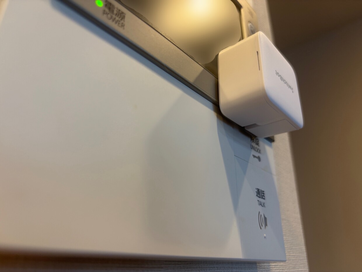 マンションのインターホンに取り付けたSwitchBot指ロボット